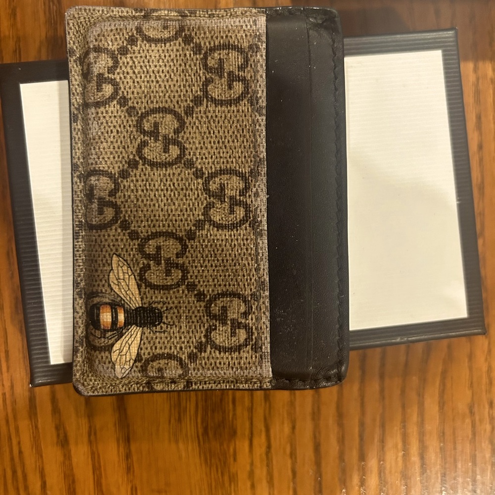 Gucci Bee Print GG Supreme Card Case